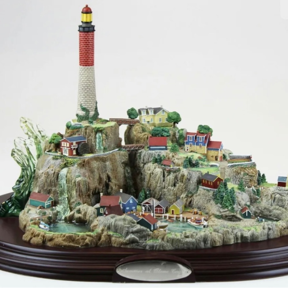 Lenox “Summer At Stone Coast” lighthouse figurine! Excellent Condition!